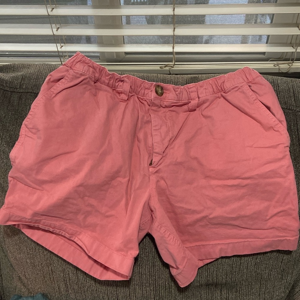 Chubbies Men’s salmon colored shorts